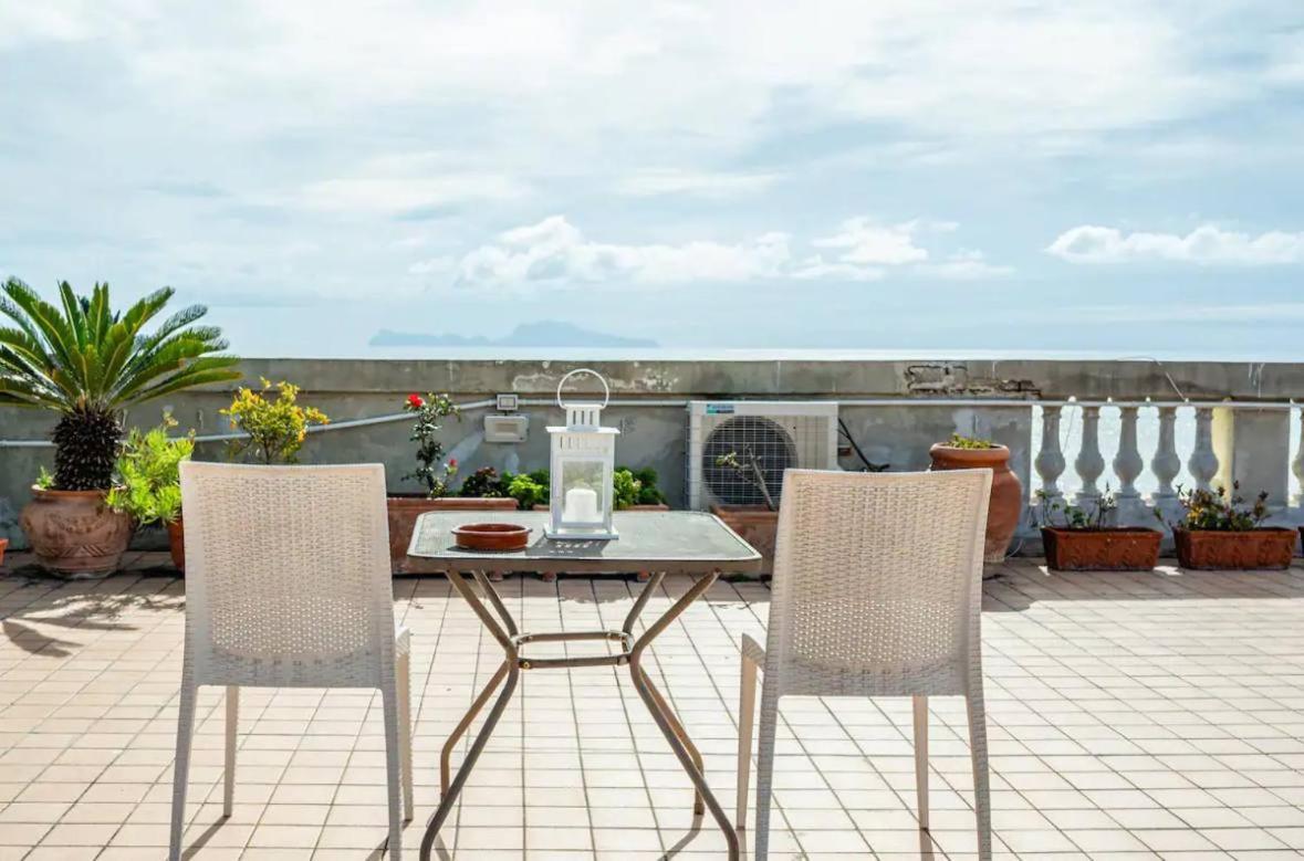 Rooftop In Front Of The Castle Neapel Exterior foto