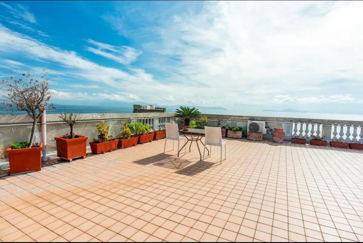 Rooftop In Front Of The Castle Neapel Exterior foto