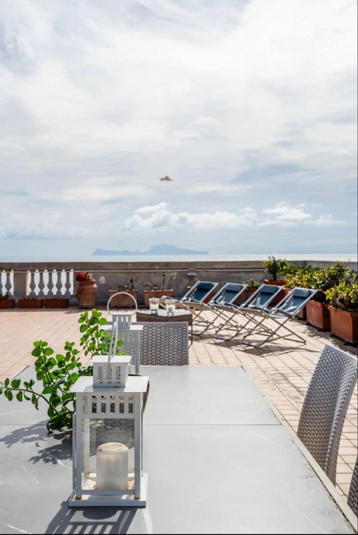 Rooftop In Front Of The Castle Neapel Exterior foto